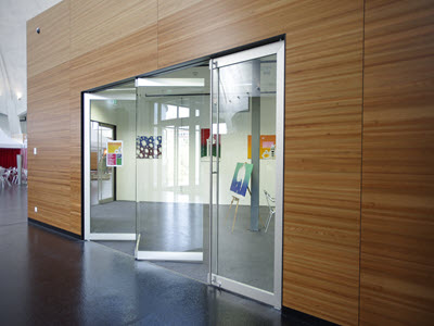 Parete scorrevole in vetro per vetrine di negozi immagine 4