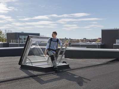 VELUX CXU, Fenêtre pour toit plat accès toiture électrique photo 2