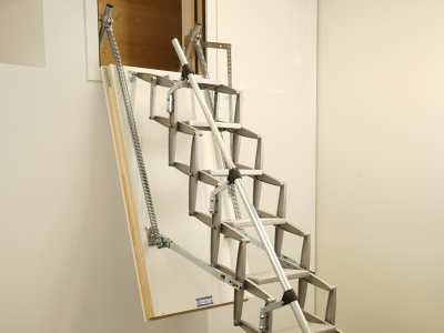 Escalier escamotable Wall - Escaliers escamotables : Échelle Européenne  BEESAFE en Suisse