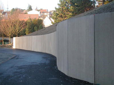 Landschaftsstützmauer mit gebürsteter Verblendung